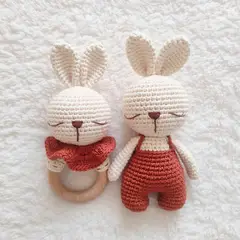 BE CRAFTY - Set Bebé Juguete de Apego y Mordedor Sonaja de Conejo +6M