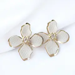 FERGUELLE - Arete flor metalica blanca de mujer