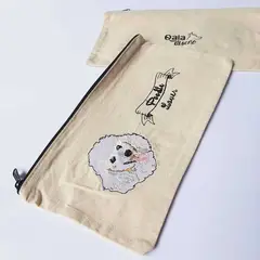 QALA DISEÑO - Cartuchera Bordada - - Perro Poodle Blanco