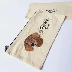 QALA DISEÑO - Cartuchera Bordada - - Perro Salchicha Dachshund
