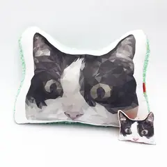 QALA DISEÑO - Pack Almohada y Llavero - - Gato Tuxedo Low Poly
