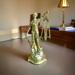 MFAP BRONCERIA Y ANTIGUEDADES - Dama de la justicia en bronce 13.5 cm alto