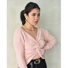 AMA OUTFITTERS - CHOMPA KARLA CRUZADA CON PERLAS