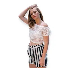 AMA OUTFITTERS - BLUSA DE ENCAJE CAMILA