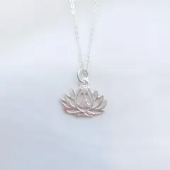 INTUERI - Collar Flor de Loto con Buda