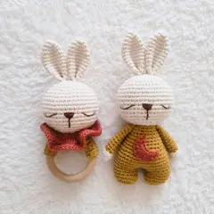 BE CRAFTY - Pack Juguete y Mordedor Sonaja Conejo Algodón Antialérgico