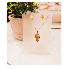 FERNANDA ROMERO JOYAS Y ACCESORIOS - Set Collar y Aretes Mano de Fátima Protección - Acero Dorado - Lindo