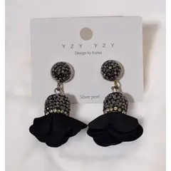 GENERICO - Aretes en diseño flor de tela color negro con piedras de fantasía plateadas