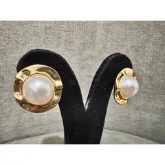 GENERICO - Aretes perlas redonda y borde dorado cultivadas de agua dulce