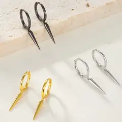 AFRODITA - Aretes de Plata Bañado en Oro 18k Modelo Huggies Rock Stuff