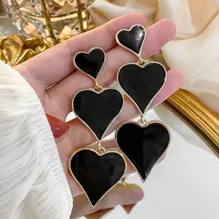 CLEO JOYAS & ACCESORIOS - Arete Corazones Negros Trendy