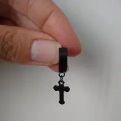 GENERICO - Arete piercing solitario colgante cruz negro modelo ondeado