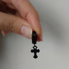 GENERICO - Arete piercing solitario colgante cruz negro modelo ovalado