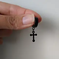 GENERICO - Arete piercing solitario colgante cruz negro modelo delgado