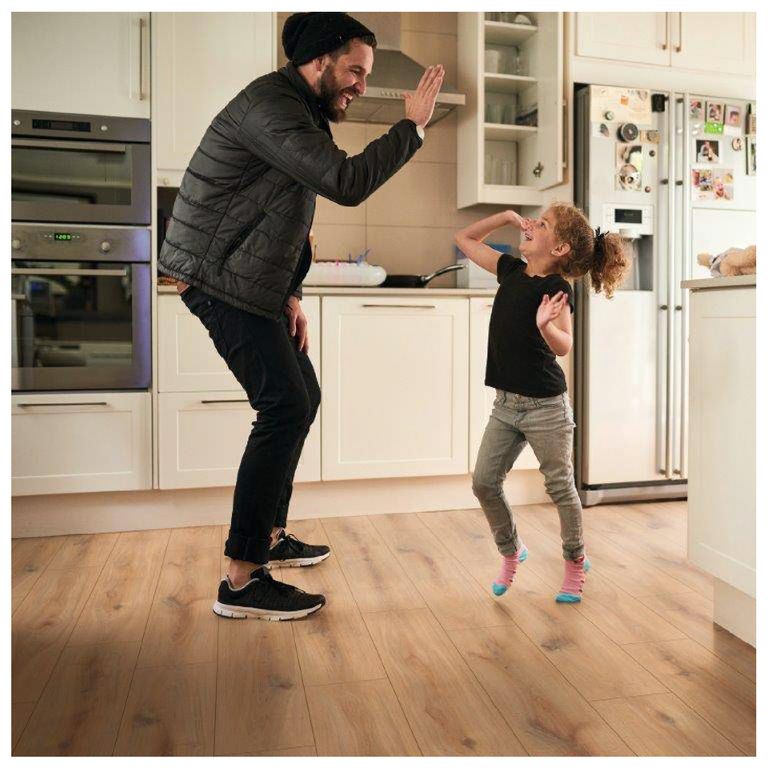 Piso Laminado Hidrófugo Golden Vista Oak 8mm AC5 Biselado Caja 2.26044 m2