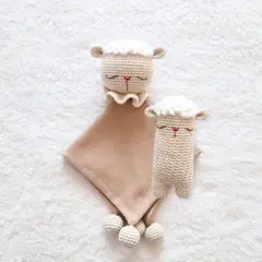 BE CRAFTY - Pack Manta de Apego + Sonaja Oveja en Algodón Antialérgico