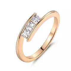 LUCYANA JOYAS Y ACCESORIOS - Anillo de Compromiso 3 Piedras Bañado Oro Amarillo 18K - JOYAS LUCYANA
