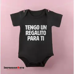 IMPRESIONARTE - Body Bebe Manga Corta Tengo un regalito