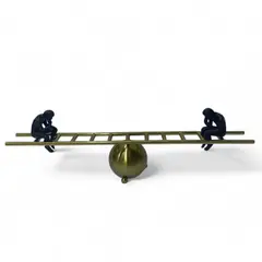 GENERICO - Escultura Pensadores Sentados Con Escalera Dorada