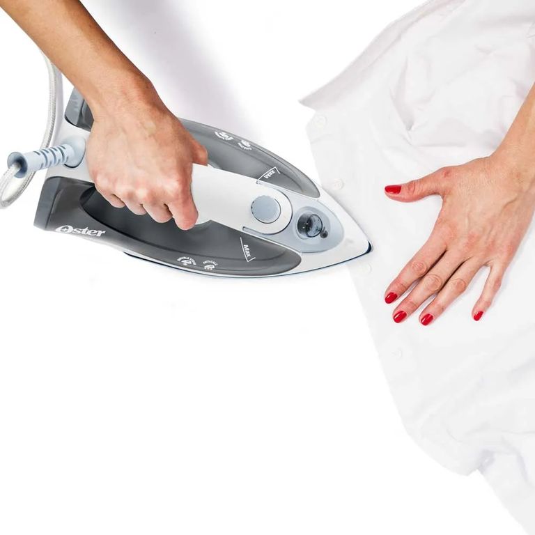 Plancha de Vapor Oster® Compacta con Suela Antiadherente GCSTBS5001