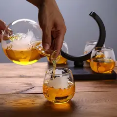 AURELA - RegalGlobe™ - Set de Decantador de Whisky Globo con 4 Vasos de Licor de Barco Antiguo Elegante Decoración de Lujo