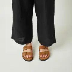 WHITE - Sandalias Honey de cuero color camel