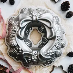 NORDIC WARE - Molde Bundt Corona Navideña