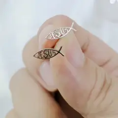 GENERICO - Aretes cristianos Jesús pez plateado acero inoxidable