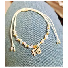 FERNANDA ROMERO JOYAS Y ACCESORIOS - Pulsera FE color Crema -Tejida a Mano Cristales engastados y Acero