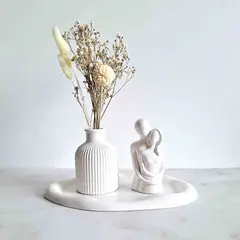 CONKRETE - Set Adornos Base - Florero & Escultura Pareja + Flores preservadas