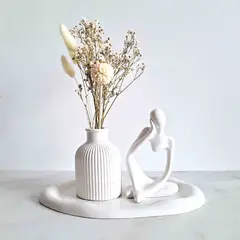 CONKRETE - Set Adornos Base - Florero & Escultura + Flores preservadas