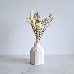 CONKRETE - Florero de cemento Jarrón Lineal Blanco + Flores preservadas