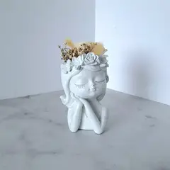 CONKRETE - Florero de cemento Lola Soñadora + Flores preservadas