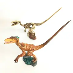 STECK - Figura Dinosaurio Kaiyodo Dinotales Deinonychus y Esqueleto Deinonychus Set