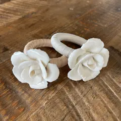 D'MESA - Set 4 aros servilleteros cerámica blanca con borlón blanco