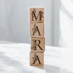 BOSQUE INVERNAL DECORACION ECO ALTERNATIVA - Monograma en cubo de madera de diseño floral