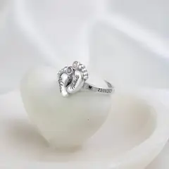 CLEO JOYAS & ACCESORIOS - Anillo Piecitos Plata Grabado