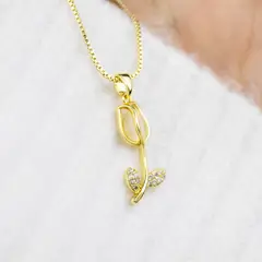 CLEO JOYAS & ACCESORIOS - Collar Tulipán Piedra Blanca Dorado Acero