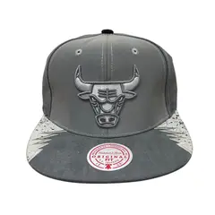 MITCHELL & NESS - GORRA NBA DAY 5 SNAPBACK BULLS HHSS1102-CBUYYPPPGREY PLOMO URBANO