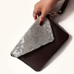 IRISABA - CARTERA TIPO SOBRE DE CUERO PARA MUJER ALONDRA MOCCA