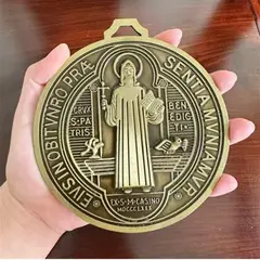 GENERICO - DIJE ADORNO DE SAN BENITO DORADO 7CM