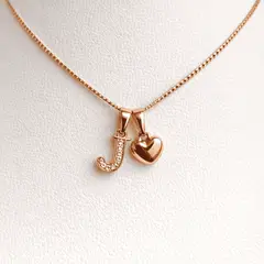 GENERICO - Collar Letra J + Corazon bañado en oro rosa 18 kilates