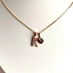 GENERICO - Collar Letra K + Corazon bañado en oro rosa 18 kilates