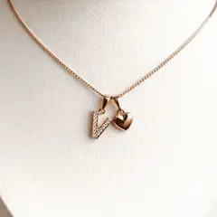 GENERICO - Collar Letra V + Corazon bañado en oro rosa 18 kilates