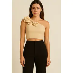 AMA OUTFITTERS - TOP NIKKI CON FLORES 3D