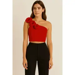 AMA OUTFITTERS - TOP NIKKI CON FLORES 3D