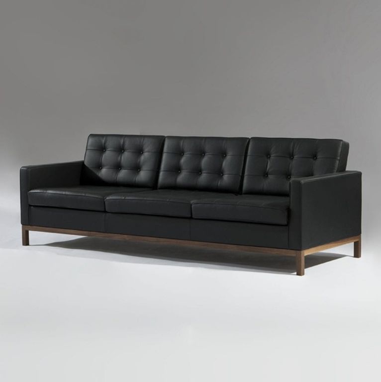 Sofá 3 asientos knoll color negro con base de madera