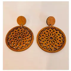 FERNANDA ROMERO JOYAS Y ACCESORIOS - Aretes Full Moda de Madera con Detalles Tallados