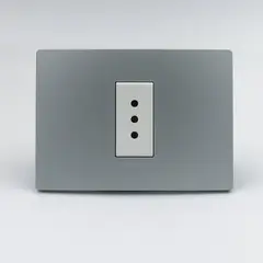 SINTHESI - TOMACORRIENTE SIMPLE 3 EN LINEA S33 PLACA PLATA Y DADOS S22 BLANCOS