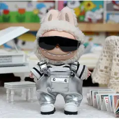 DISEÑO ORIGINAL - Ropa para Labubu Overol Plateado con Polo a Rayas